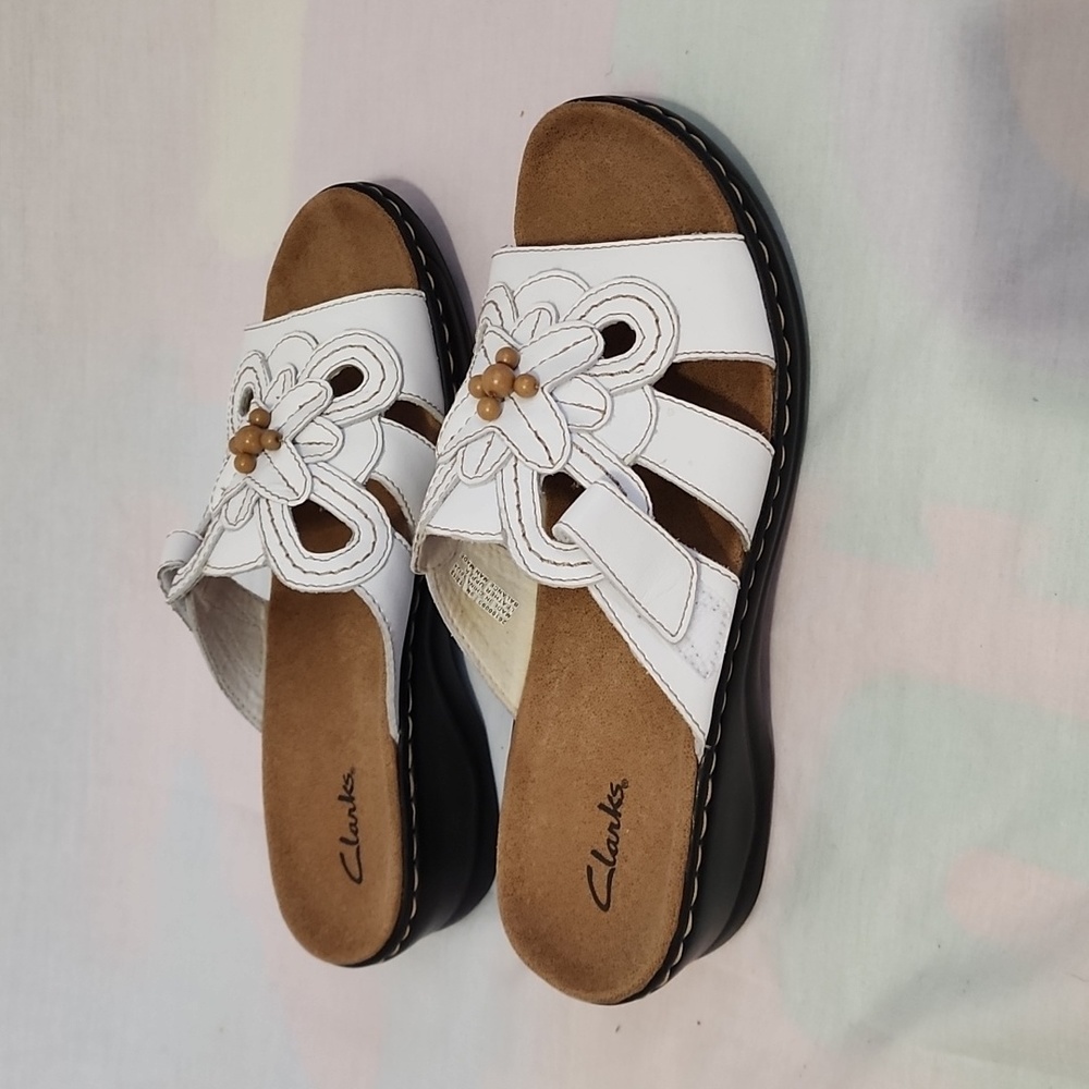 Women's Clarks Sandals White Size 9M Leather Slide 2" Tall